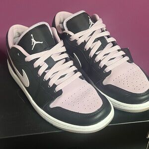 Air Jordan 1 Low se Sneakers in Black and lilac